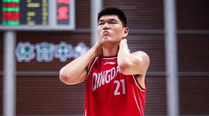 中国男篮2米20以上的球员：巨人的篮球世界